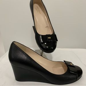 NIB COLE HAAN Eloise Wedge Heels, Cap Toe in Black (Sz 6)!